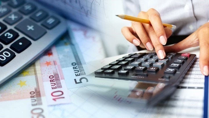 Χαράτσι 22% – Μισθωτοί, συνταξιούχοι και αγρότες θα πληρώσουν αν δεν χρησιμοποιούν τις κάρτες (πίνακας)